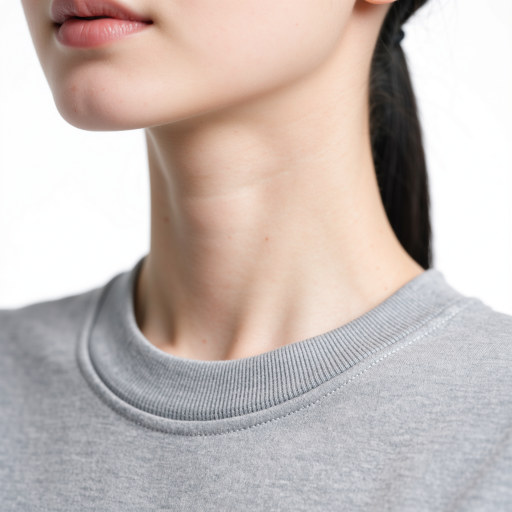 三十岁左右女性产品经理头像,穿灰色毛衣,简约背景,专业拍摄